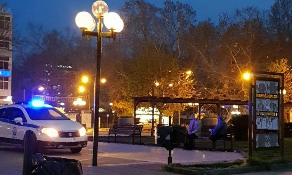 Κορωνοϊός: Απαράδεκτο σκηνικό στα Τρίκαλα - Ηλικιωμένοι δεν ακούν στην εντολή να πάνε σπίτι τους
